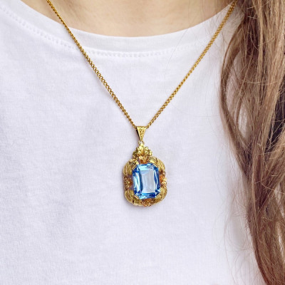 Zlatý přívěsek se syntetickým spinelem