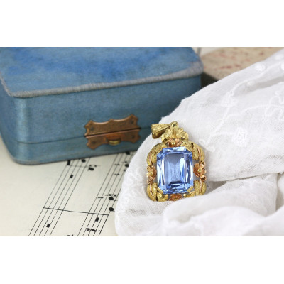 Zlatý přívěsek se syntetickým spinelem