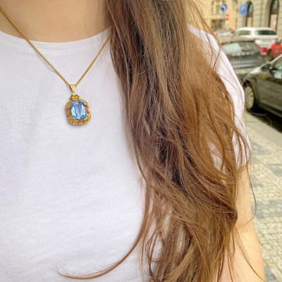 Zlatý přívěsek se syntetickým spinelem