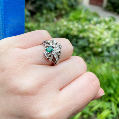 Stříbrný prsten s diamanty a smaragdem