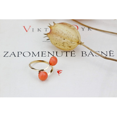 Zlatý prsten s mořským korálem