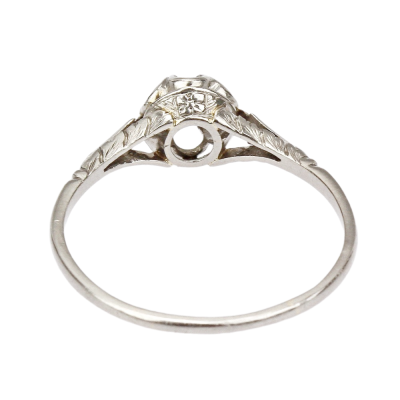 Gravírovaný zlatý prsten se starobrusným diamantem 0,40 ct