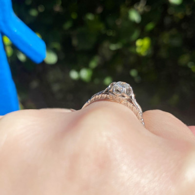 Gravírovaný zlatý prsten se starobrusným diamantem 0,40 ct