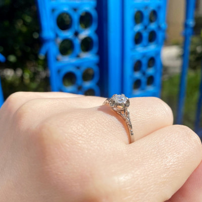 Gravírovaný zlatý prsten se starobrusným diamantem 0,40 ct