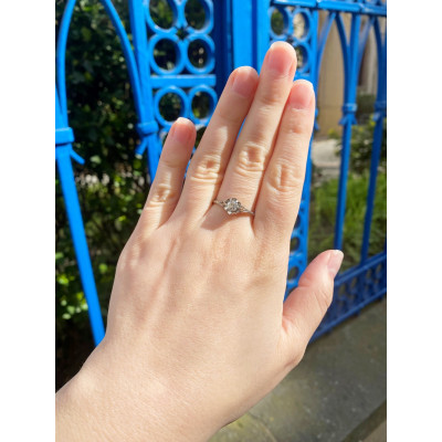 Gravírovaný zlatý prsten se starobrusným diamantem 0,40 ct