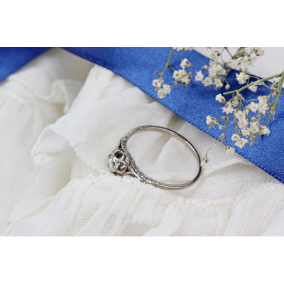 Gravírovaný zlatý prsten se starobrusným diamantem 0,40 ct