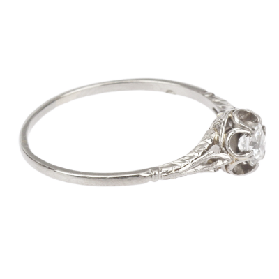 Gravírovaný zlatý prsten se starobrusným diamantem 0,40 ct