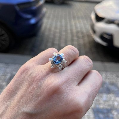 Gold ring with a 3.01ct sapphire and diamonds