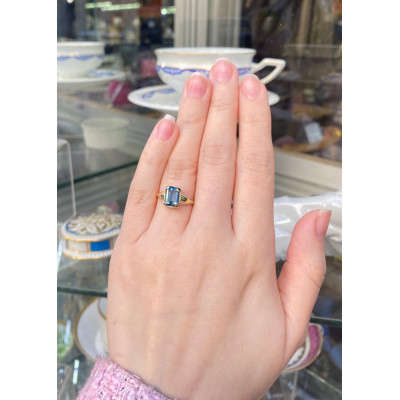 Gold ring with a 1.85 ct topaz