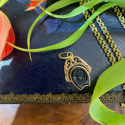 Rakousko-uherský zlatý přívěs s intaglií