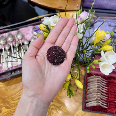 Brož s českými granáty