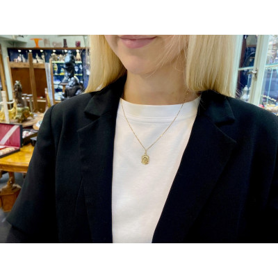 Malý zlatý přívěsek s madonkou