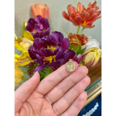 Malý zlatý přívěsek s madonkou