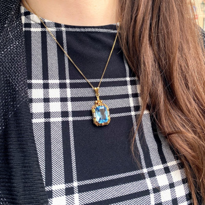 Zlatý přívěsek se syntetickým spinelem - polovina 20. století