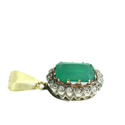 Zlatý přívěsek s chryzoprasem, diamanty a leukosafíry