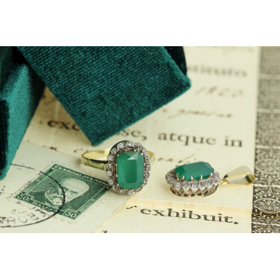 Zlatý přívěsek s chryzoprasem, diamanty a leukosafíry