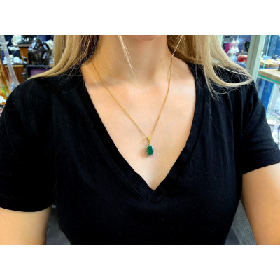 Zlatý přívěsek s chryzoprasem, diamanty a leukosafíry