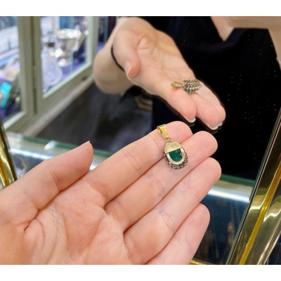 Zlatý přívěsek s chryzoprasem, diamanty a leukosafíry