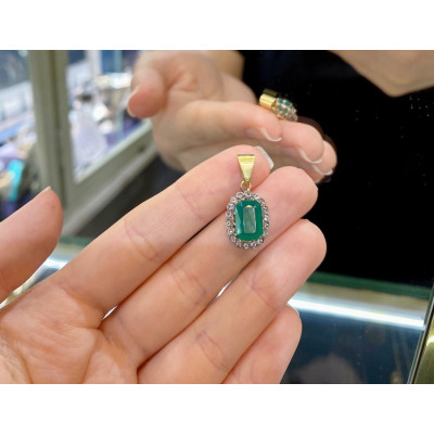 Zlatý přívěsek s chryzoprasem, diamanty a leukosafíry