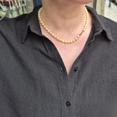 String of pearls with gold clasp - 43 cm