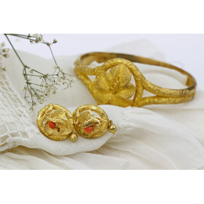 Gold earrings with sea coral