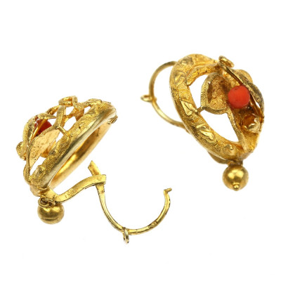 Gold earrings with sea coral