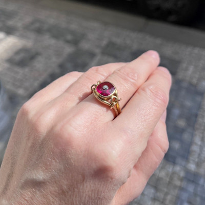 Gold ring with a synthetic ruby and a diamond