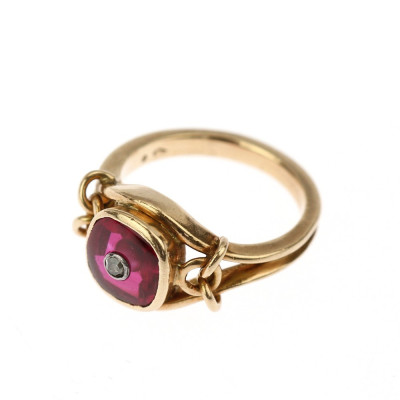 Gold ring with a synthetic ruby and a diamond