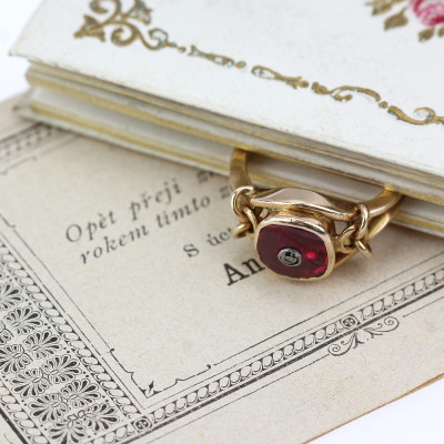 Gold ring with a synthetic ruby and a diamond