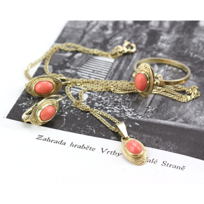 Zlatý náhrdelník s mořským korálem