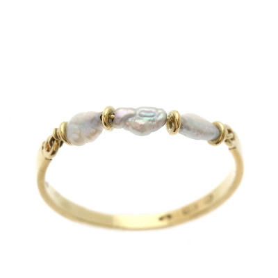 Gold ring with freshwater pearls