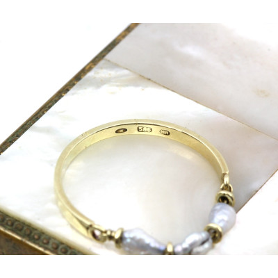 Gold ring with freshwater pearls