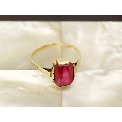 Gold ring with a synthetic ruby - 1930s