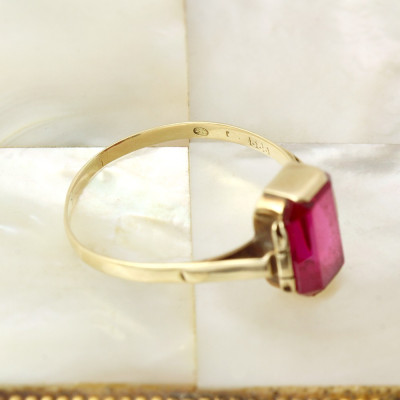 Gold ring with a synthetic ruby - 1930s