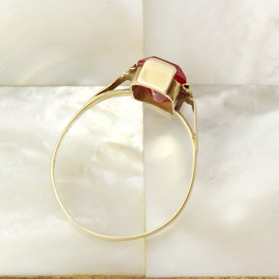 Gold ring with a synthetic ruby - 1930s