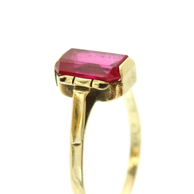 Gold ring with a synthetic ruby - 1930s