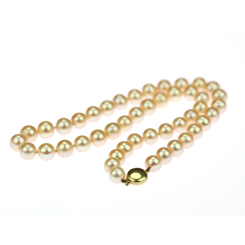 Necklace with akoya pearls