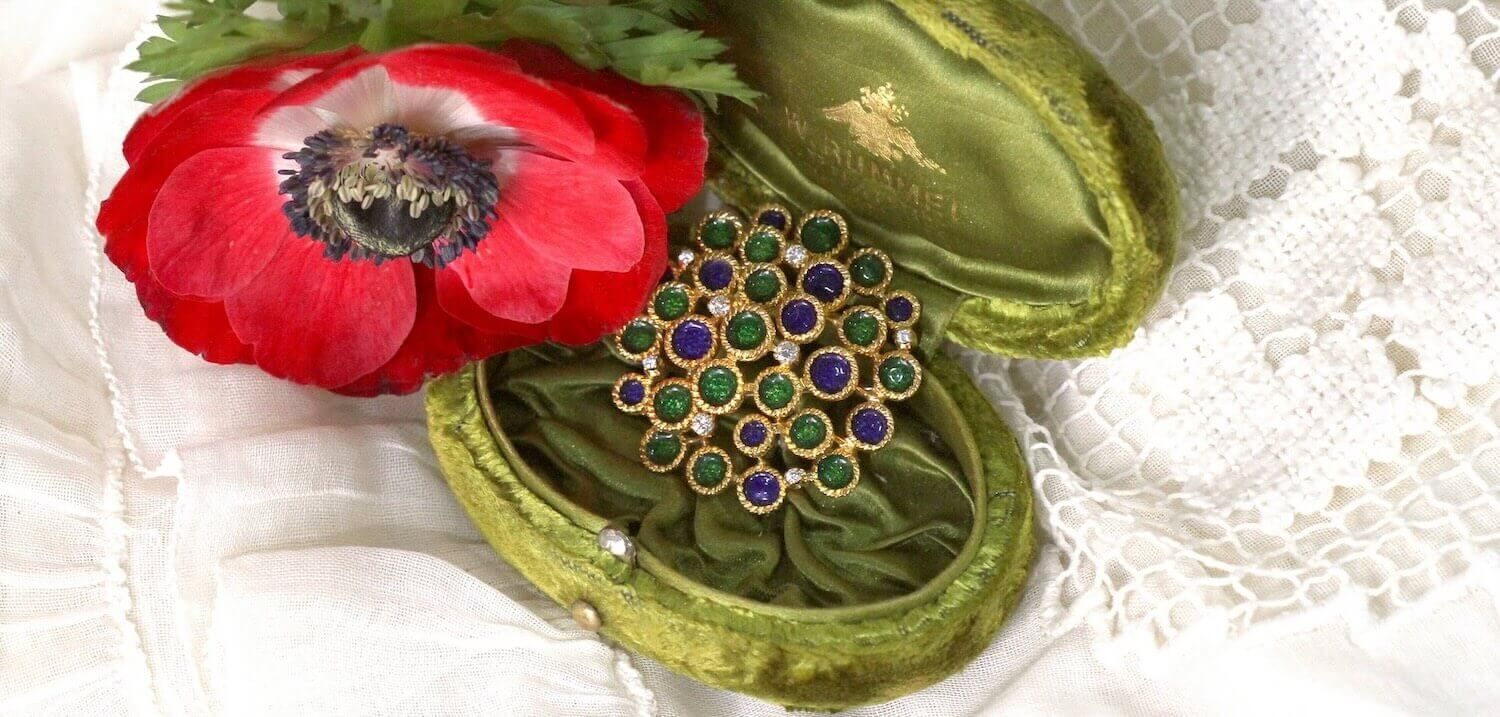 Zelenomodrá zlatá brož v zelené krabičce