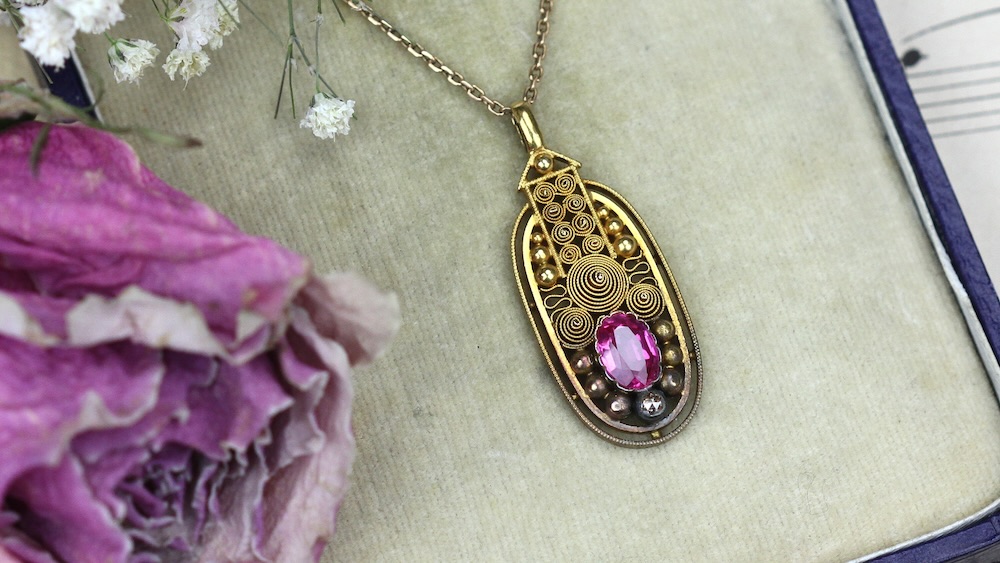 Medailonek s růžovým kamenem od Marie Křivánkové