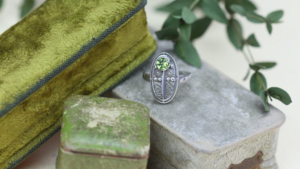 Prsten se zeleným kamenem od Marie Křivánkové