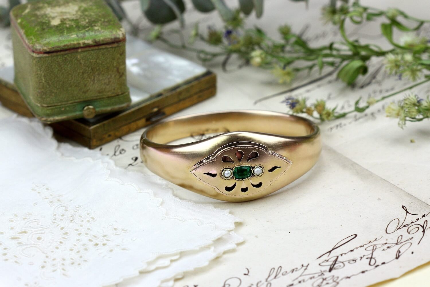 Zlatý prsten se zeleným kamenem a dvěma perličkami