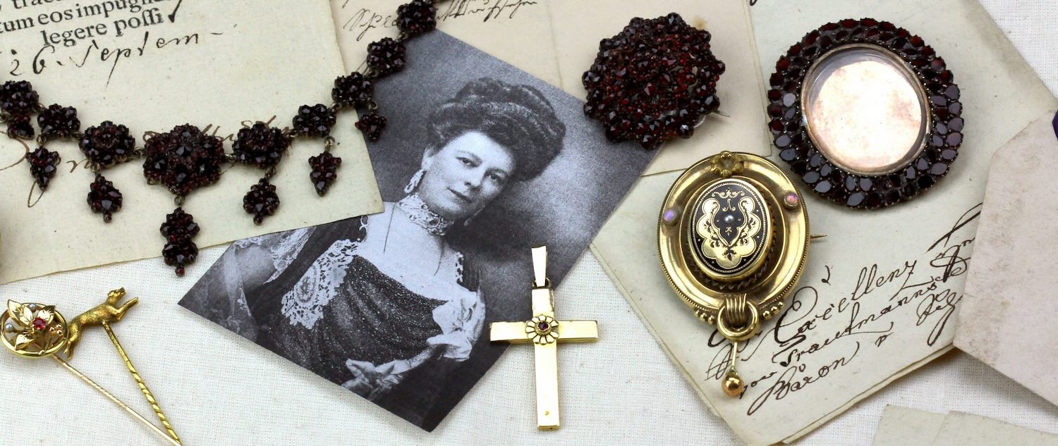 Starožitné šperky s granáty