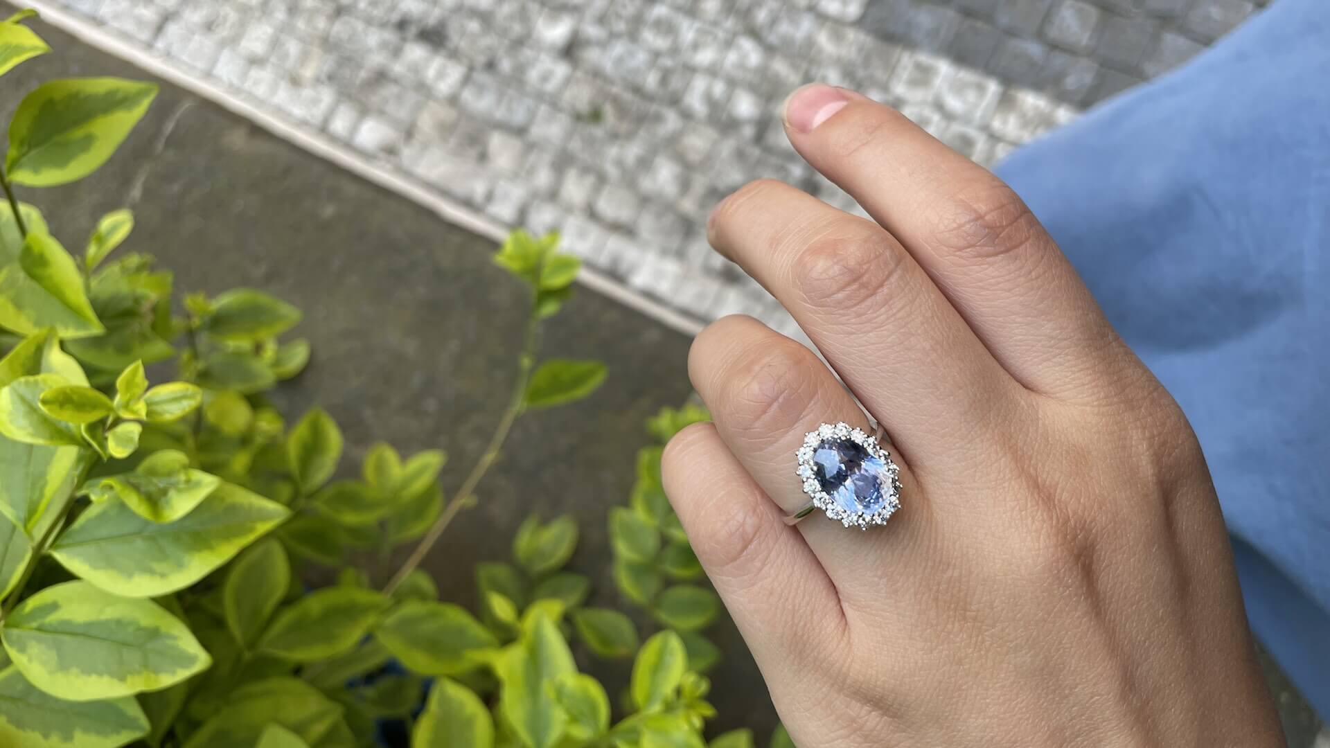 Ruka a prsten s modrým kamenem