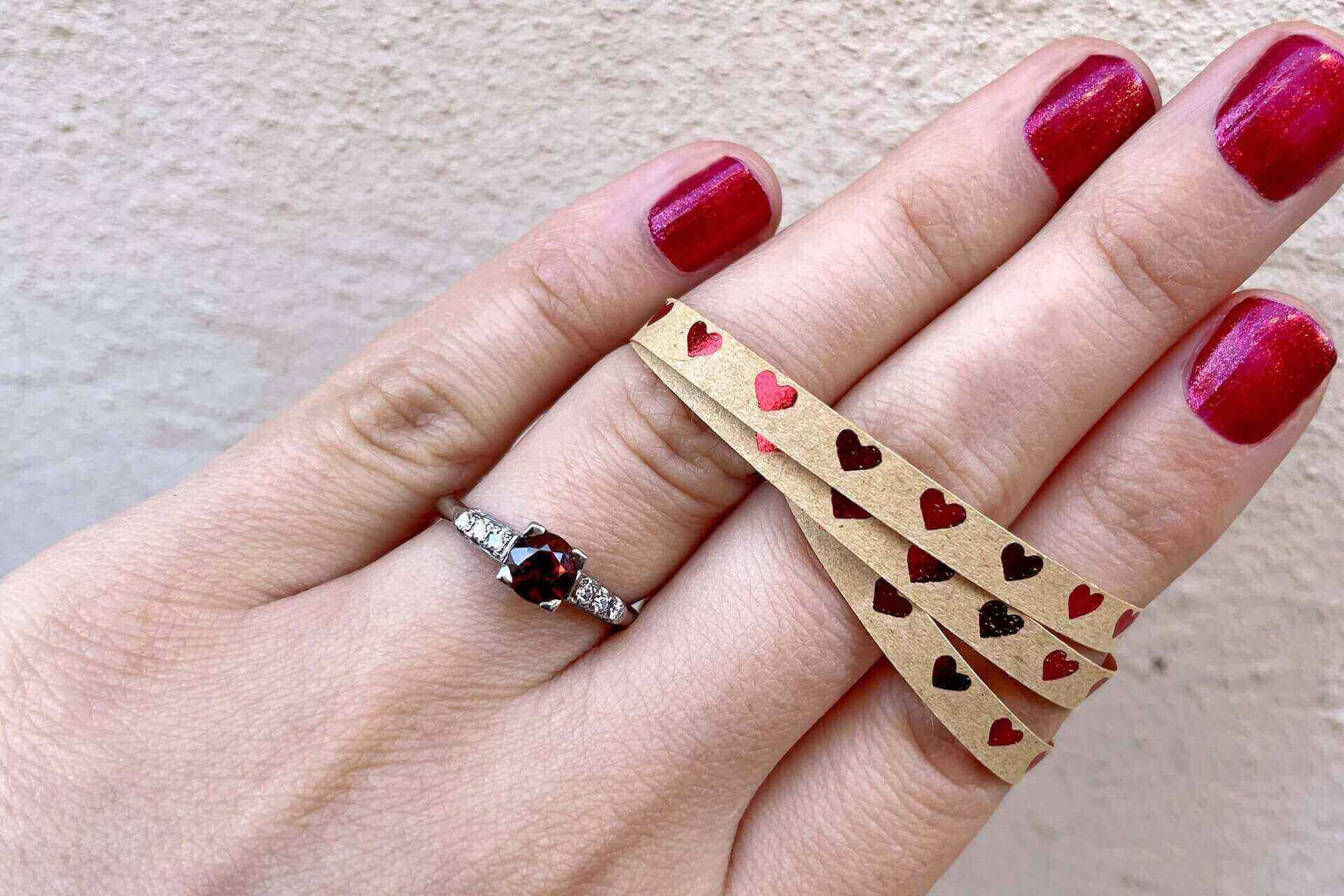 Prsten s diamantem a tmavým kamenem