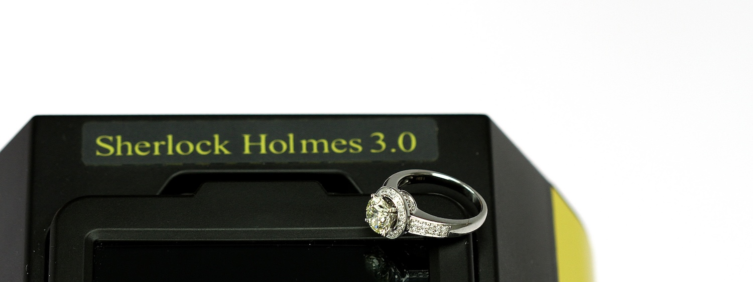 Diamantový prsten a přístroj Sherlock Holmes