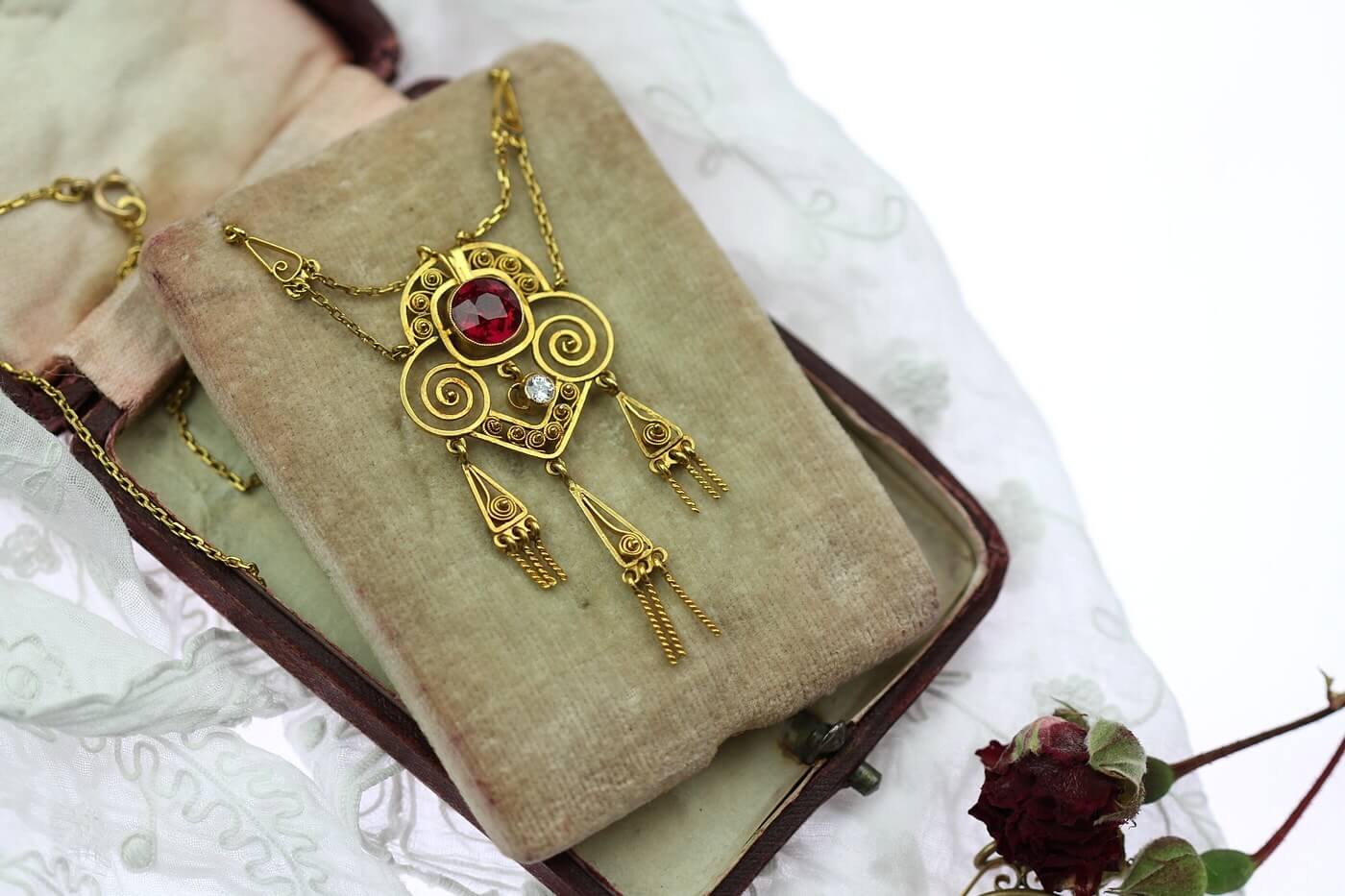 Zlatý náhrdelník s kameny