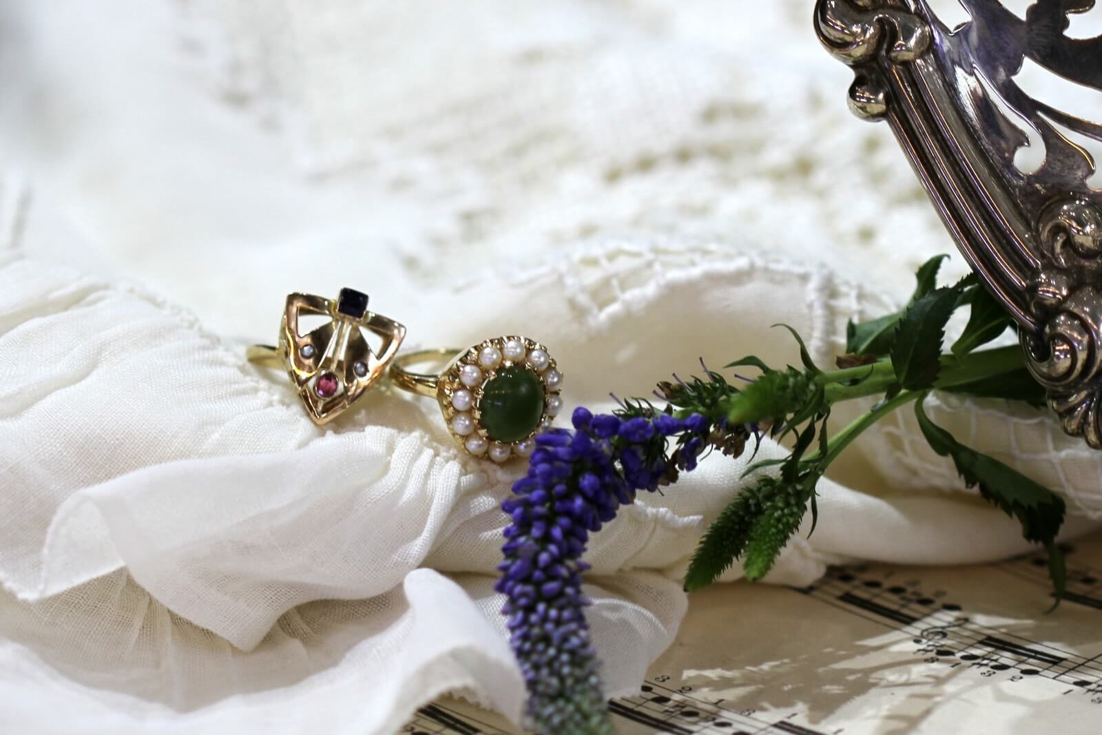 Zlaté prsteny na bílé látce