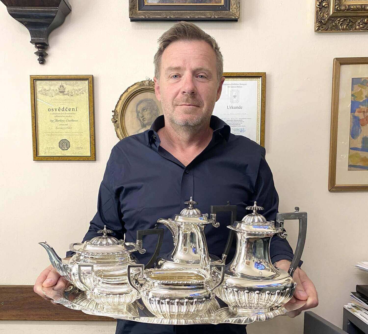 Stříbrný nápojový servis na tácu