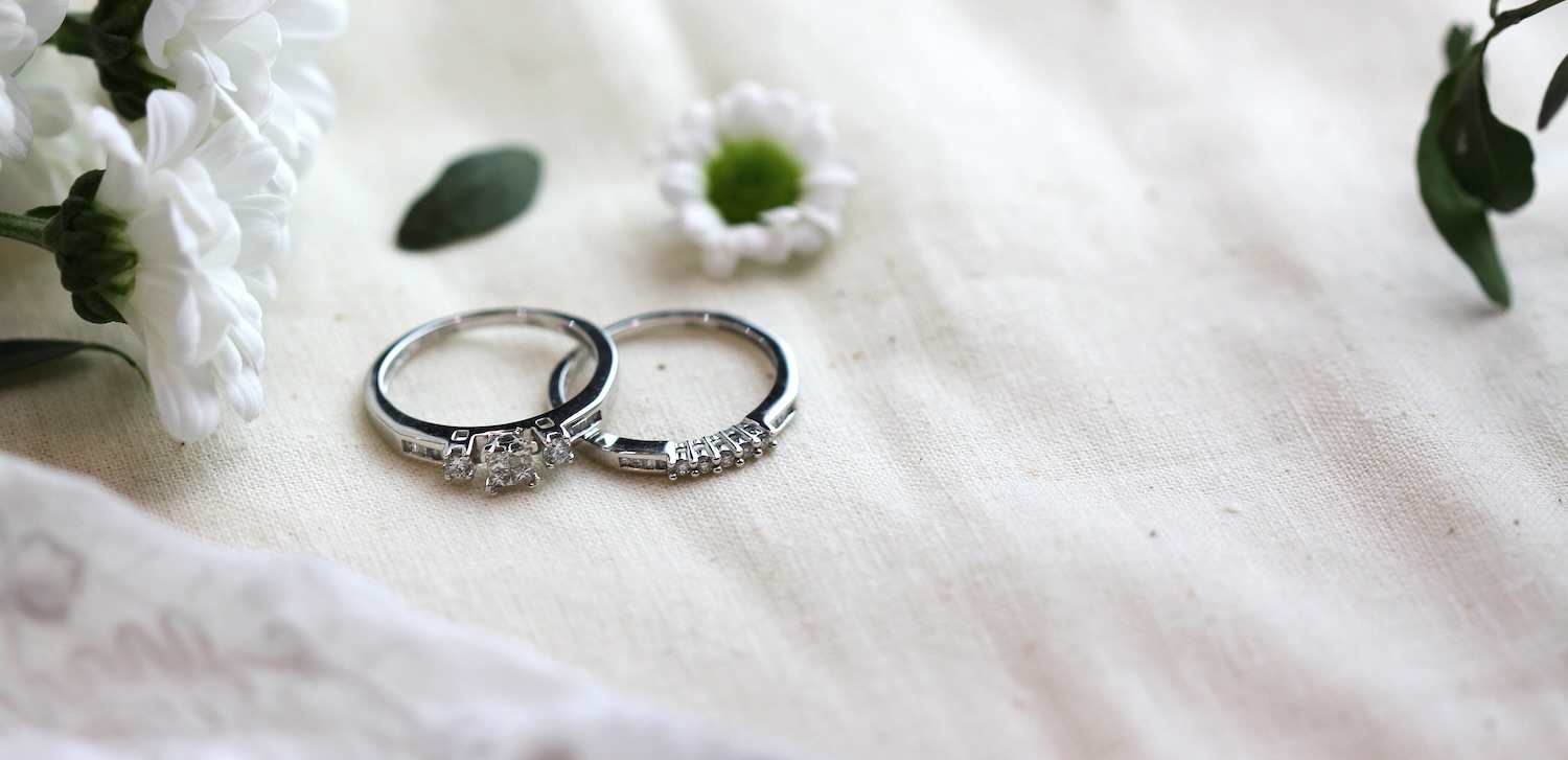 Dva zásnubní prsteny s kamínky
