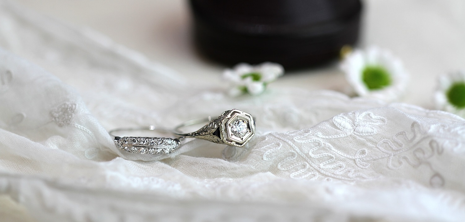 Dva zasnubní prsteny na bílé látce